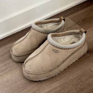 UGG Tazz suede platform in Sand